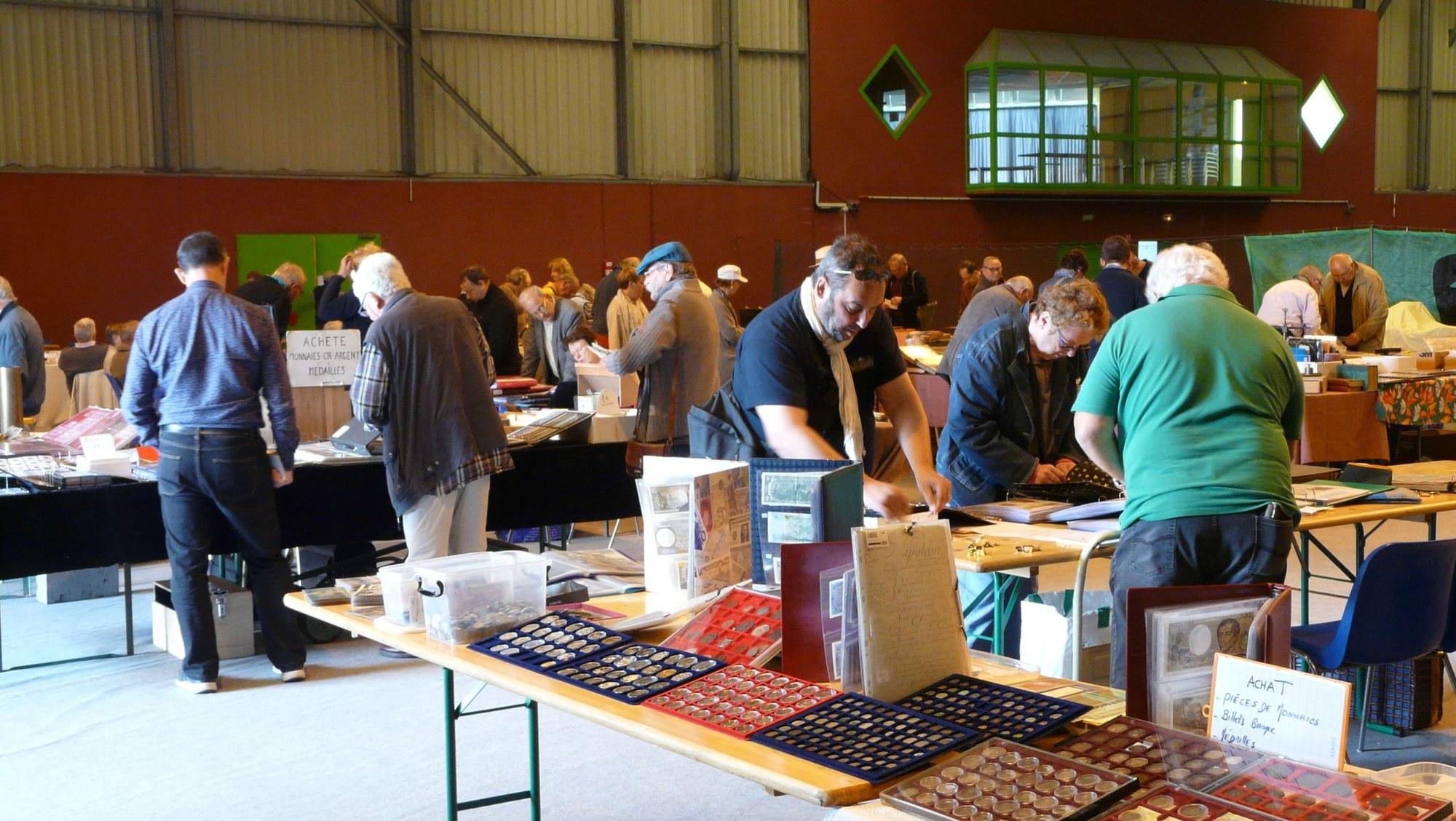 Le Salon du collectionneur de Ouistreham : les tables des exposants, les collections de monnaies et de timbres, et le public